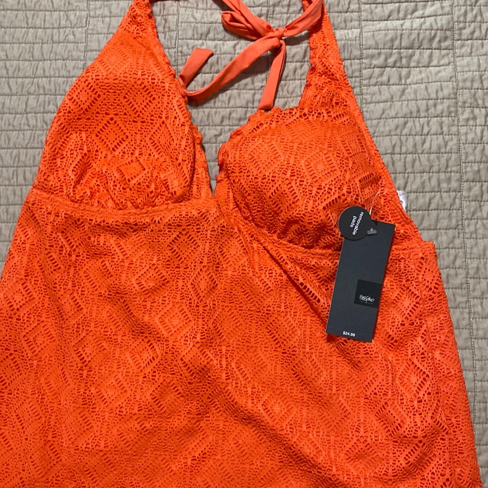 Halter top with removable breast pads